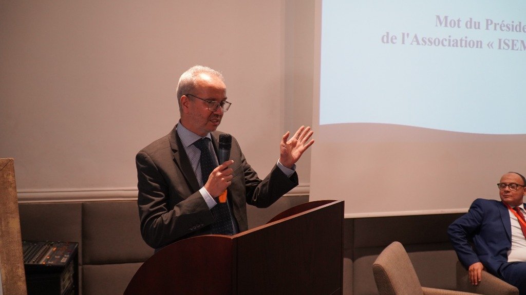 حمو جديوي يتحدث في محاضرة عامة حول القيادة وتطوير الذات