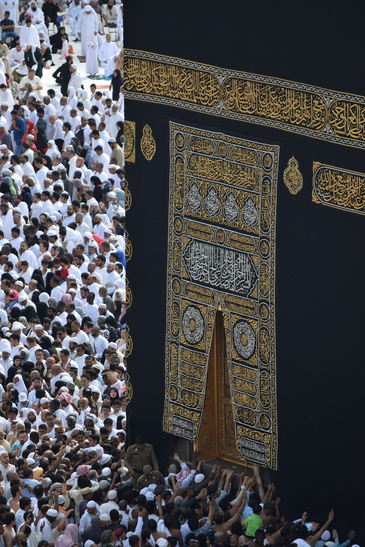 مسجد إسلامي يرمز إلى الثقة بالله والتوكل عليه كبديل عن الثقة بالنفس