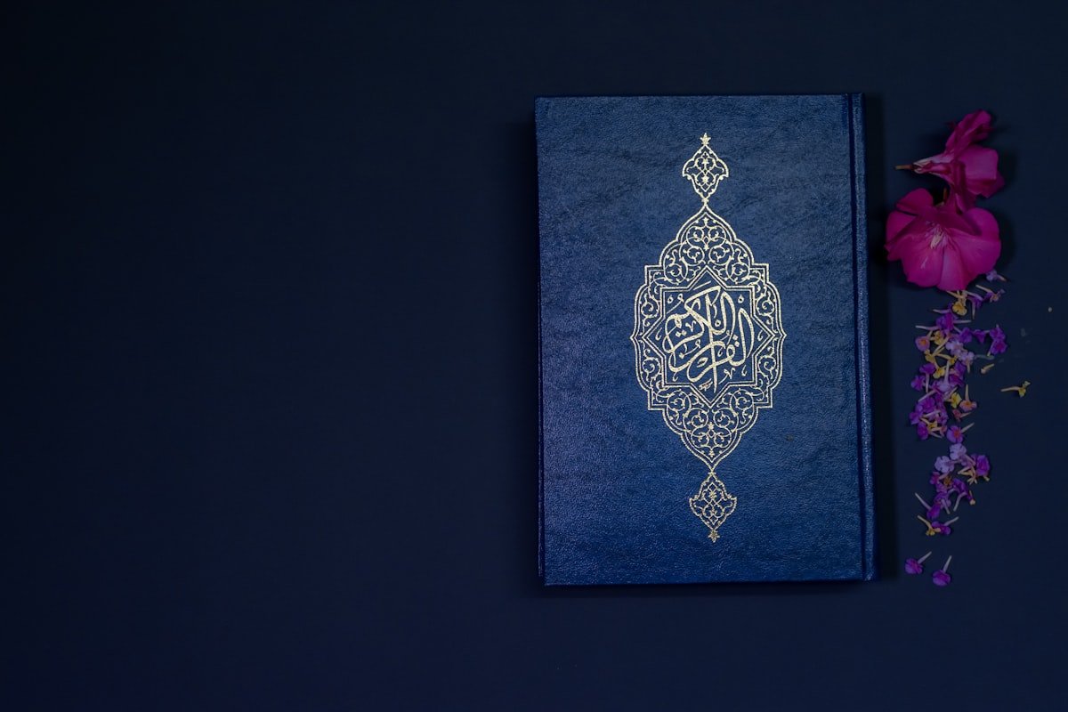 زخارف إسلامية هندسية ترمز إلى التوازن النفسي والسلام الداخلي من خلال التوكل على الله